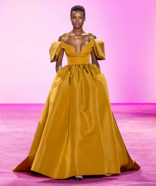 New York, New York - Şubat 06, 2020: Maria Borges Christian Siriano Sonbahar Moda Şovu 'nda podyumda yürüyor