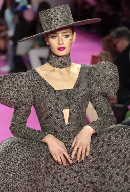 New York, New York - Şubat 06, 2020: Daniela Aciu Christian Siriano Sonbahar Moda Şovu 'nda podyumda yürüyor