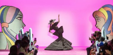 New York, New York - Şubat 06, 2020: Coco Rocha Christian Siriano Sonbahar Moda Şovu 'nda podyumda yürüyor