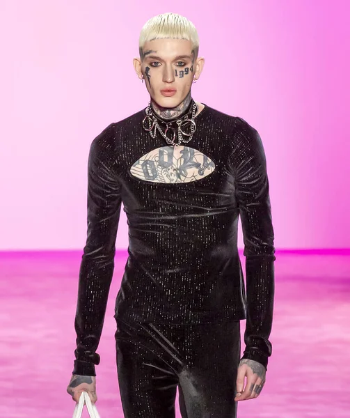 New York, New York - Şubat 06, 2020: Aidan Morris Christian Siriano Sonbahar Moda Şovu 'nda podyumda yürüyor