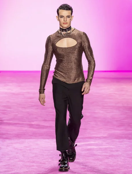 ニューヨーク 2020年2月6日 マルワン アンバリがクリスチャン シリアーノで滑走路を歩く2020年秋冬ファッションショー — ストック写真