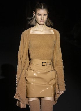 New York, New York - 11 Şubat 2020: Sally LaPointe Sonbahar Moda Şovu 'nda bir model podyumda yürüyor