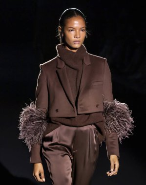 New York, New York - 11 Şubat 2020: Sally LaPointe Sonbahar Moda Şovu 'nda bir model podyumda yürüyor