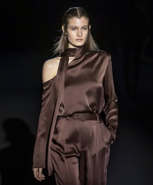 New York, New York - 11 Şubat 2020: Sally LaPointe Sonbahar Moda Şovu 'nda bir model podyumda yürüyor