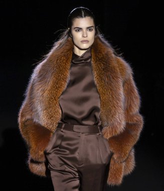 New York, New York - 11 Şubat 2020: Sally LaPointe Sonbahar Moda Şovu 'nda bir model podyumda yürüyor