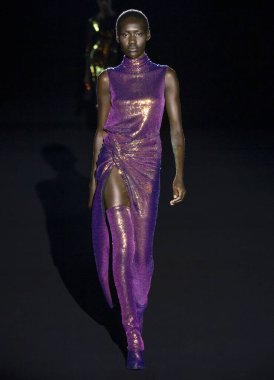 New York, New York - 11 Şubat 2020: Sally LaPointe Sonbahar Moda Şovu 'nda bir model podyumda yürüyor