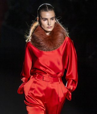 New York, New York - 11 Şubat 2020: Sally LaPointe Sonbahar Moda Şovu 'nda bir model podyumda yürüyor