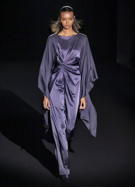 New York, New York - 11 Şubat 2020: Sally LaPointe Sonbahar Moda Şovu 'nda bir model podyumda yürüyor