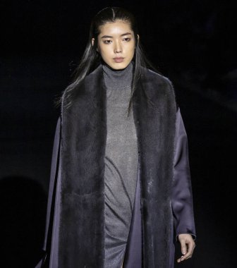 New York, New York - 11 Şubat 2020: Sally LaPointe Sonbahar Moda Şovu 'nda bir model podyumda yürüyor