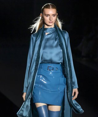 New York, New York - 11 Şubat 2020: Sally LaPointe Sonbahar Moda Şovu 'nda bir model podyumda yürüyor