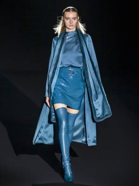 New York, New York - 11 Şubat 2020: Sally LaPointe Sonbahar Moda Şovu 'nda bir model podyumda yürüyor