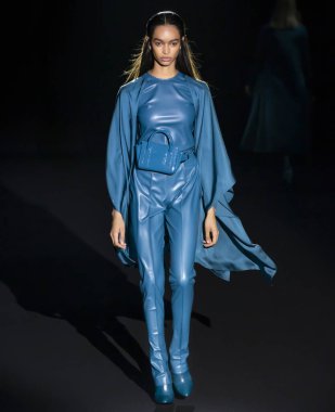 New York, New York - 11 Şubat 2020: Sally LaPointe Sonbahar Moda Şovu 'nda bir model podyumda yürüyor