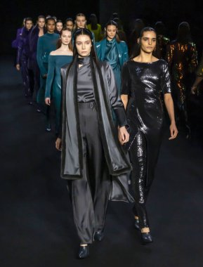 New York, New York - 11 Şubat 2020: Modeller Sally LaPointe Sonbahar Moda Şovu 'nda podyumda yürüyor