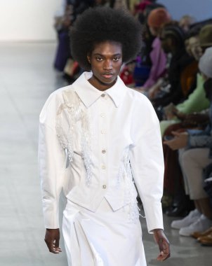 New York, New York - Şubat 08, 2020 Claudia Li Güz Kış Şovu 'nda bir model podyumda yürüyor