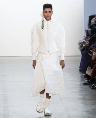 New York, New York - Şubat 08, 2020 Claudia Li Güz Kış Şovu 'nda bir model podyumda yürüyor