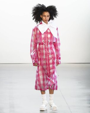 New York, New York - Şubat 08, 2020 Claudia Li Güz Kış Şovu 'nda bir model podyumda yürüyor