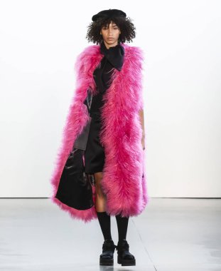 New York, New York - Şubat 08, 2020 Claudia Li Güz Kış Şovu 'nda bir model podyumda yürüyor