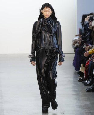 New York, New York - Şubat 08, 2020 Claudia Li Güz Kış Şovu 'nda bir model podyumda yürüyor