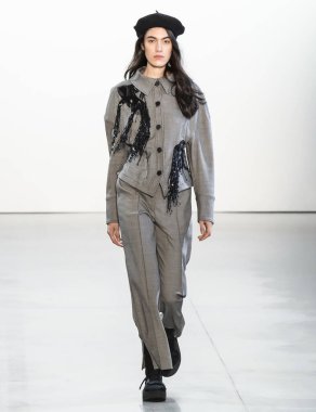 New York, New York - Şubat 08, 2020 Claudia Li Güz Kış Şovu 'nda bir model podyumda yürüyor