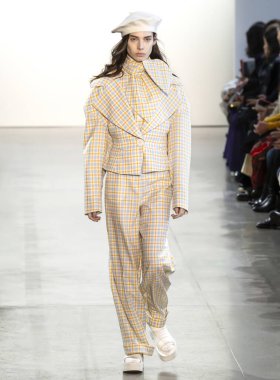 New York, New York - Şubat 08, 2020 Claudia Li Güz Kış Şovu 'nda bir model podyumda yürüyor