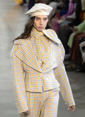 New York, New York - Şubat 08, 2020 Claudia Li Güz Kış Şovu 'nda bir model podyumda yürüyor