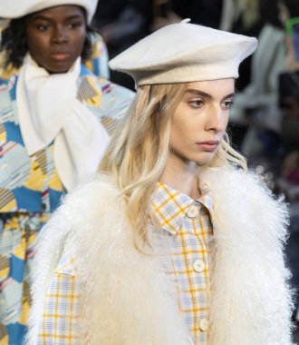 New York, New York - Şubat 08, 2020 Claudia Li Güz Kış Şovu 'nda bir model podyumda yürüyor