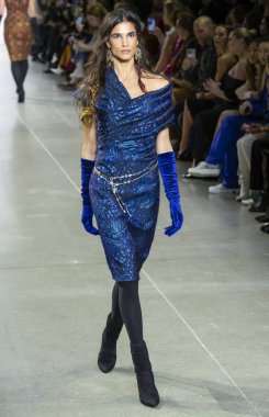 New York, Ny - Şubat 06, 2020: New York Moda Haftası sırasında Tadashi Shoji Sonbahar defilesinde bir model podyumda yürüyor