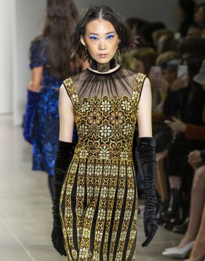 New York, Ny - Şubat 06, 2020: New York Moda Haftası sırasında Tadashi Shoji Sonbahar defilesinde bir model podyumda yürüyor