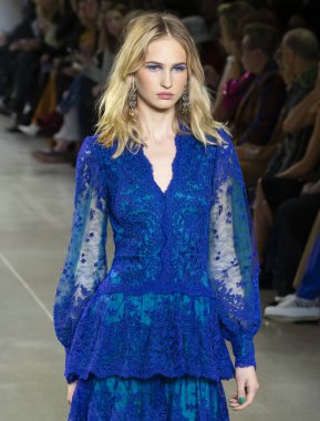 New York, Ny - Şubat 06, 2020: New York Moda Haftası sırasında Tadashi Shoji Sonbahar defilesinde bir model podyumda yürüyor