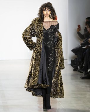 New York, Ny - Şubat 06, 2020: New York Moda Haftası sırasında Tadashi Shoji Sonbahar defilesinde bir model podyumda yürüyor