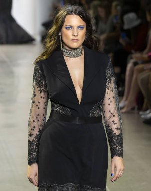 New York, Ny - Şubat 06, 2020: New York Moda Haftası sırasında Tadashi Shoji Sonbahar defilesinde bir model podyumda yürüyor