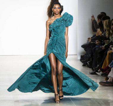New York, Ny - Şubat 06, 2020: New York Moda Haftası sırasında Tadashi Shoji Sonbahar defilesinde bir model podyumda yürüyor