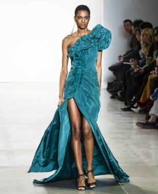 New York, Ny - Şubat 06, 2020: New York Moda Haftası sırasında Tadashi Shoji Sonbahar defilesinde bir model podyumda yürüyor