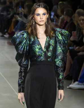 New York, Ny - Şubat 06, 2020: New York Moda Haftası sırasında Tadashi Shoji Sonbahar defilesinde bir model podyumda yürüyor