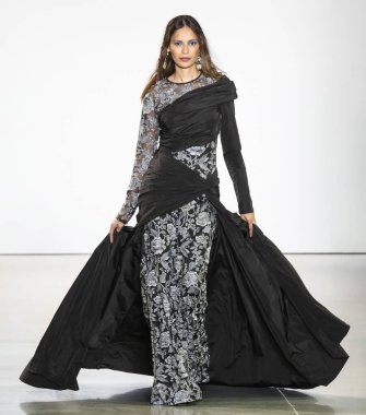 New York, Ny - Şubat 06, 2020: New York Moda Haftası sırasında Tadashi Shoji Sonbahar defilesinde bir model podyumda yürüyor