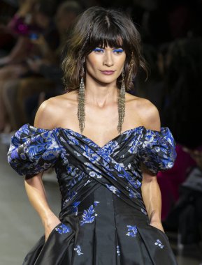 New York, Ny - Şubat 06, 2020: New York Moda Haftası sırasında Tadashi Shoji Sonbahar defilesinde bir model podyumda yürüyor