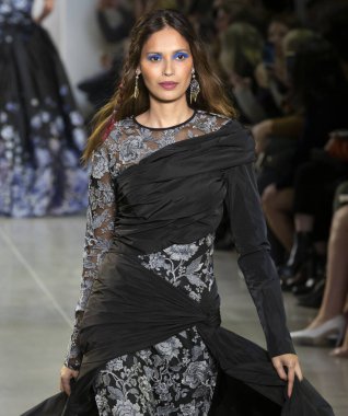 New York, Ny - Şubat 06, 2020: New York Moda Haftası sırasında Tadashi Shoji Sonbahar defilesinde bir model podyumda yürüyor