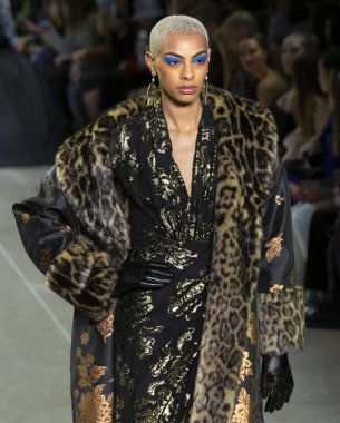 New York, Ny - Şubat 06, 2020: New York Moda Haftası sırasında Tadashi Shoji Sonbahar defilesinde bir model podyumda yürüyor