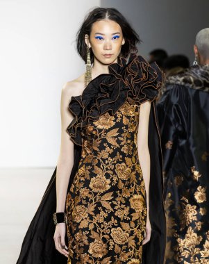 New York, Ny - Şubat 06, 2020: New York Moda Haftası sırasında Tadashi Shoji Sonbahar defilesinde bir model podyumda yürüyor