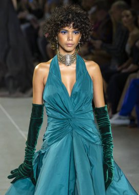 New York, Ny - Şubat 06, 2020: New York Moda Haftası sırasında Tadashi Shoji Sonbahar defilesinde bir model podyumda yürüyor