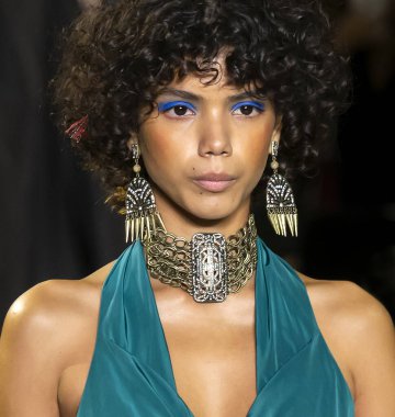 New York, Ny - Şubat 06, 2020: New York Moda Haftası sırasında Tadashi Shoji Sonbahar defilesinde bir model podyumda yürüyor