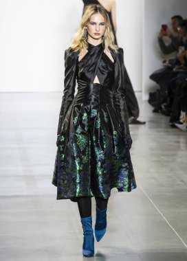 New York, Ny - Şubat 06, 2020: New York Moda Haftası sırasında Tadashi Shoji Sonbahar defilesinde bir model podyumda yürüyor