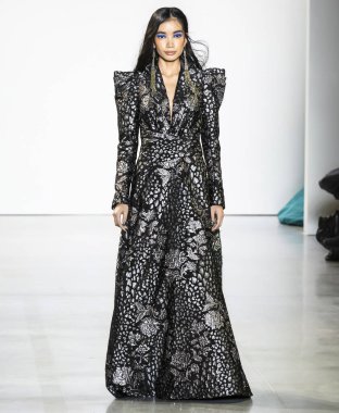 New York, Ny - Şubat 06, 2020: New York Moda Haftası sırasında Tadashi Shoji Sonbahar defilesinde bir model podyumda yürüyor