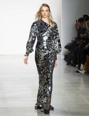 New York, Ny - Şubat 06, 2020: New York Moda Haftası sırasında Tadashi Shoji Sonbahar defilesinde bir model podyumda yürüyor