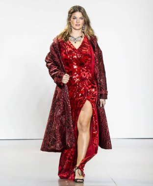 New York, Ny - Şubat 06, 2020: New York Moda Haftası sırasında Tadashi Shoji Sonbahar defilesinde bir model podyumda yürüyor