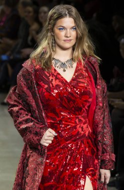 New York, Ny - Şubat 06, 2020: New York Moda Haftası sırasında Tadashi Shoji Sonbahar defilesinde bir model podyumda yürüyor