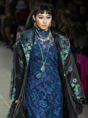 New York, Ny - Şubat 06, 2020: New York Moda Haftası sırasında Tadashi Shoji Sonbahar defilesinde bir model podyumda yürüyor