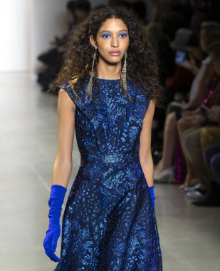 New York, Ny - Şubat 06, 2020: New York Moda Haftası sırasında Tadashi Shoji Sonbahar defilesinde bir model podyumda yürüyor