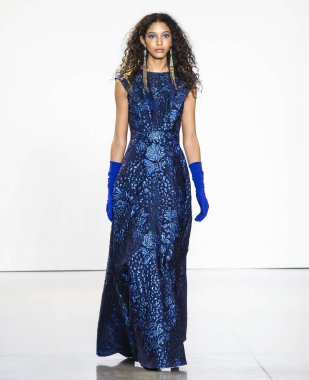 New York, Ny - Şubat 06, 2020: New York Moda Haftası sırasında Tadashi Shoji Sonbahar defilesinde bir model podyumda yürüyor