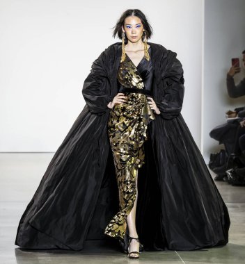 New York, Ny - Şubat 06, 2020: New York Moda Haftası sırasında Tadashi Shoji Sonbahar defilesinde bir model podyumda yürüyor